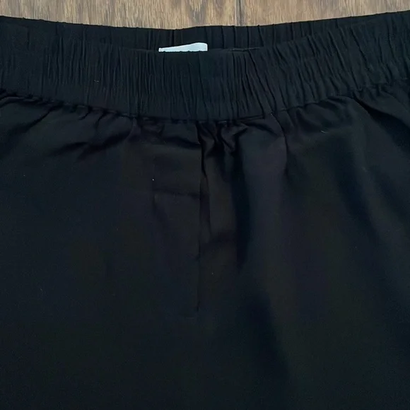 Wilfred Free Short - Picture 2 of 5